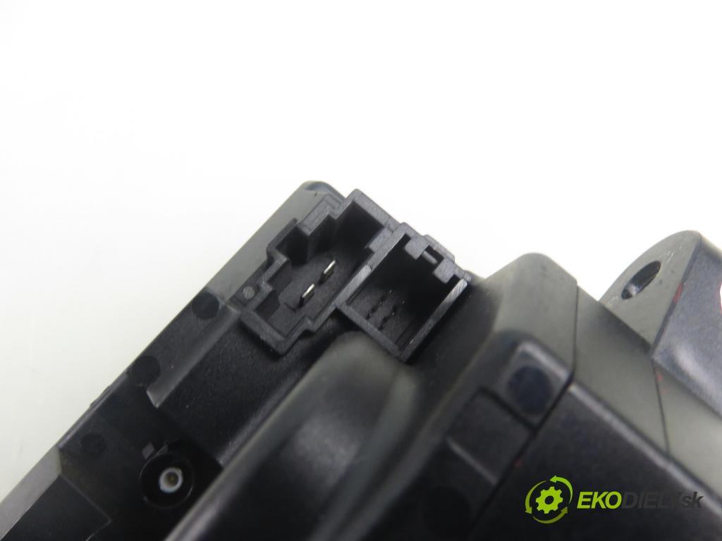 AUDI A6 (4F2, C6) SEDAN 2004 165,00 3.0 TDI quattro - BMK 2967,00 spinačka 4F0909131G (Spínacia skrinka)