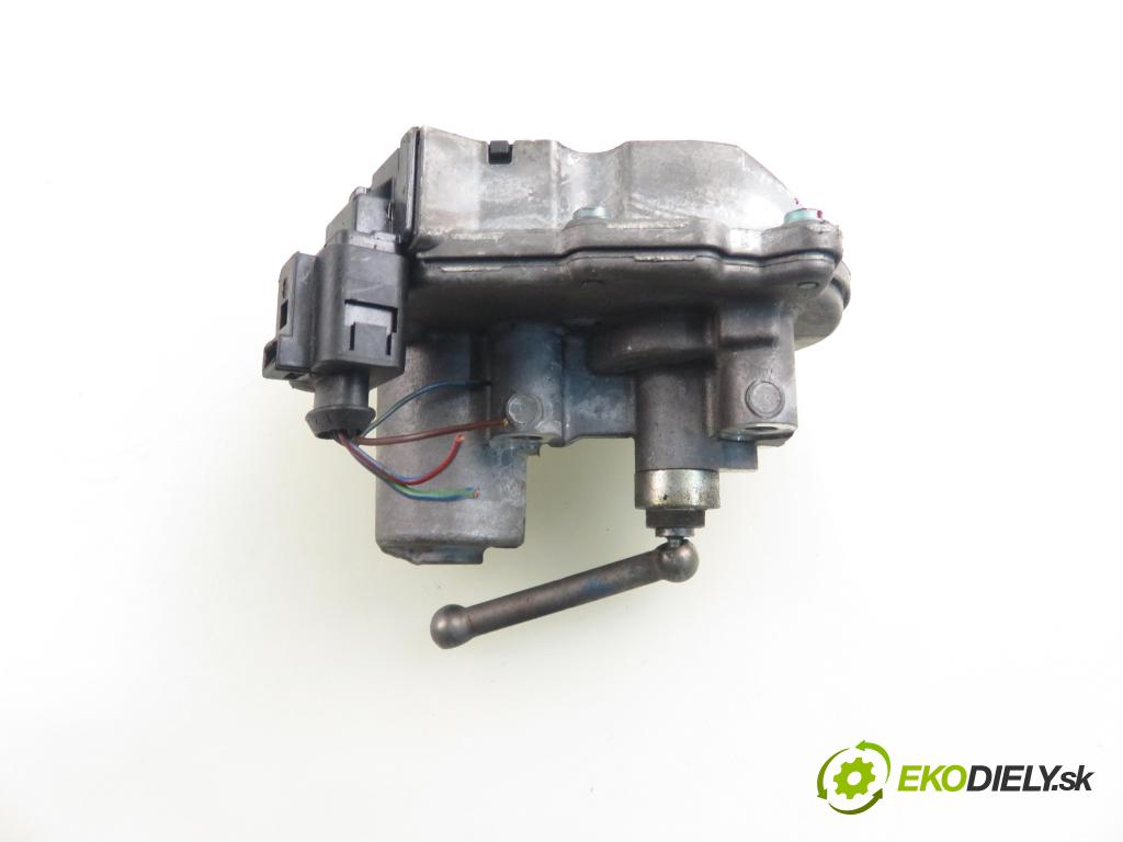 AUDI A6 (4F2, C6) SEDAN 2004 165,00 3.0 TDI quattro - BMK 2967,00 Nastavovač turba 059145725K ; A2C53308523 (Motorček ostatné)
