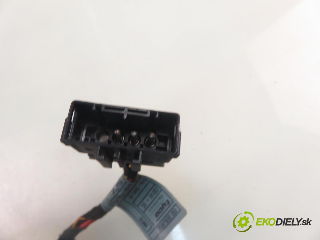 BMW 5 (E60) SEDAN 2004 125,00 520 i - 170 M54 B22 (226S1) 2171,00 rezistor / reostat kúrenia 6937774