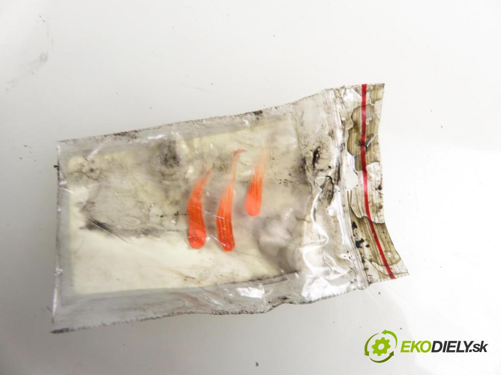 VW CADDY III Variant (2KB, 2KJ, 2CB, 2CJ) KOMBIVAN 2005 77,00 1.9 TDI - BJB 1896,00 Vstrekovač 038130073AG ; 0414720215 (Vstrekovač paliva)