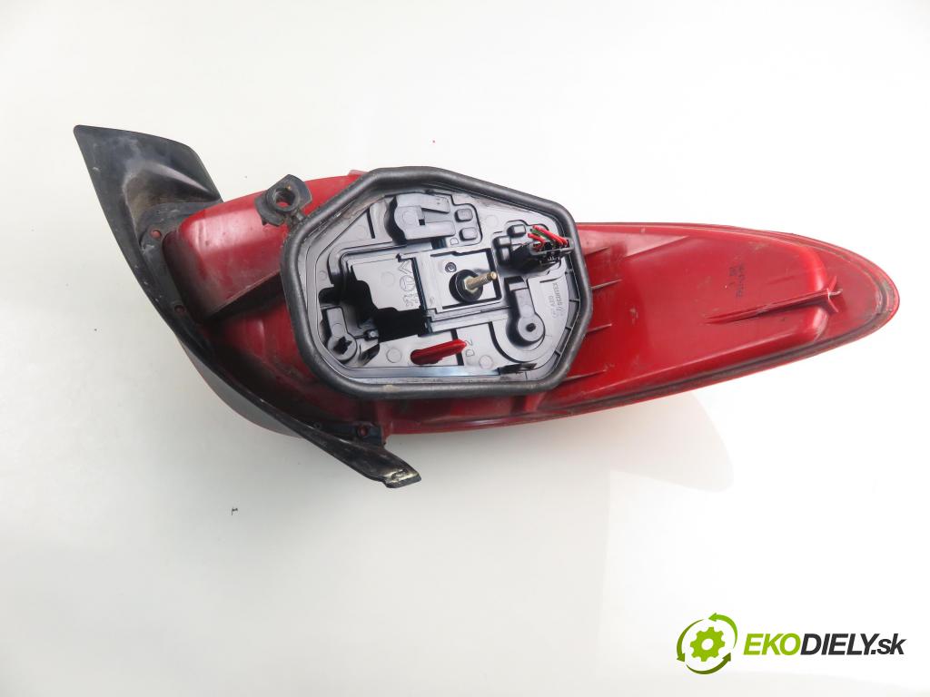 PEUGEOT 206 liftback (2A/C) HB 2002 440,00 1.1 i - HFX (TU1JP) 1124,00 Svetlo pravé zadné