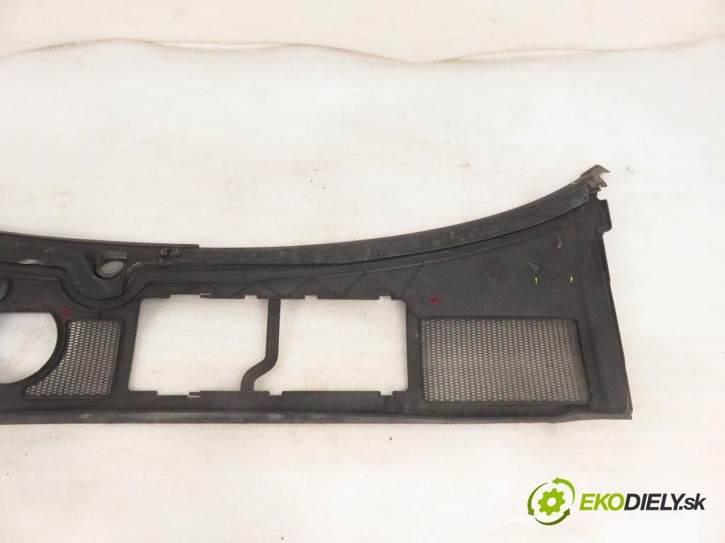 AUDI A4 (8E2, B6) SEDAN 2003 96,00 1.9 TDI PD 130 1896,00 Torpédo, plast pod čelné okno 8E1819417B ; 8E1819403 (Torpédo (plast pod čelným sklom))