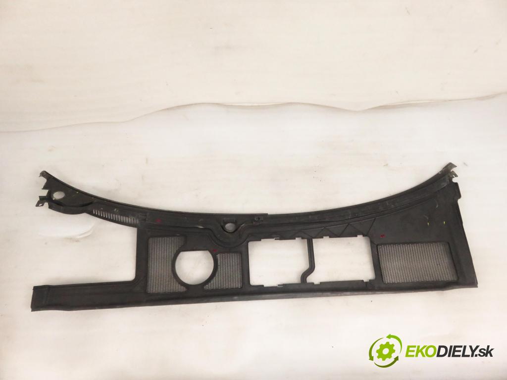 AUDI A4 (8E2, B6) SEDAN 2003 96,00 1.9 TDI PD 130 1896,00 Torpédo, plast pod čelné okno 8E1819417B ; 8E1819403 (Torpédo (plast pod čelným sklom))