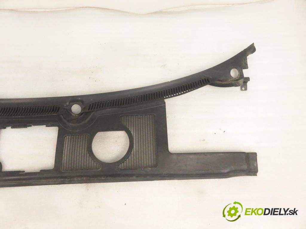 AUDI A4 (8E2, B6) SEDAN 2003 96,00 1.9 TDI PD 130 1896,00 Torpédo, plast pod čelné okno 8E1819417B ; 8E1819403 (Torpédo (plast pod čelným sklom))