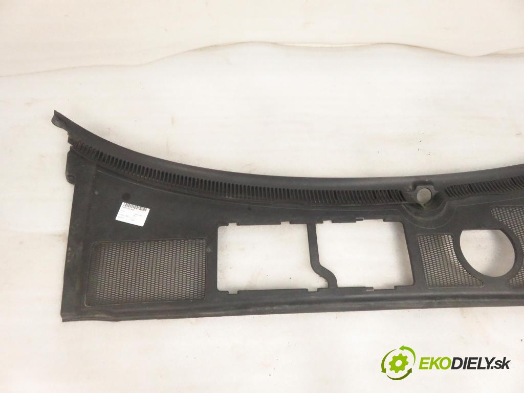 AUDI A4 (8E2, B6) SEDAN 2003 96,00 1.9 TDI PD 130 1896,00 Torpédo, plast pod čelné okno 8E1819417B ; 8E1819403 (Torpédo (plast pod čelným sklom))