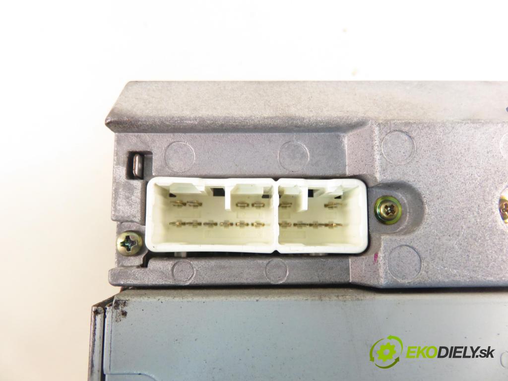 TOYOTA COROLLA (_E12_) HB 2004 66,00 2.0 D-4D 1995,00 RADIO CD 8612002380
