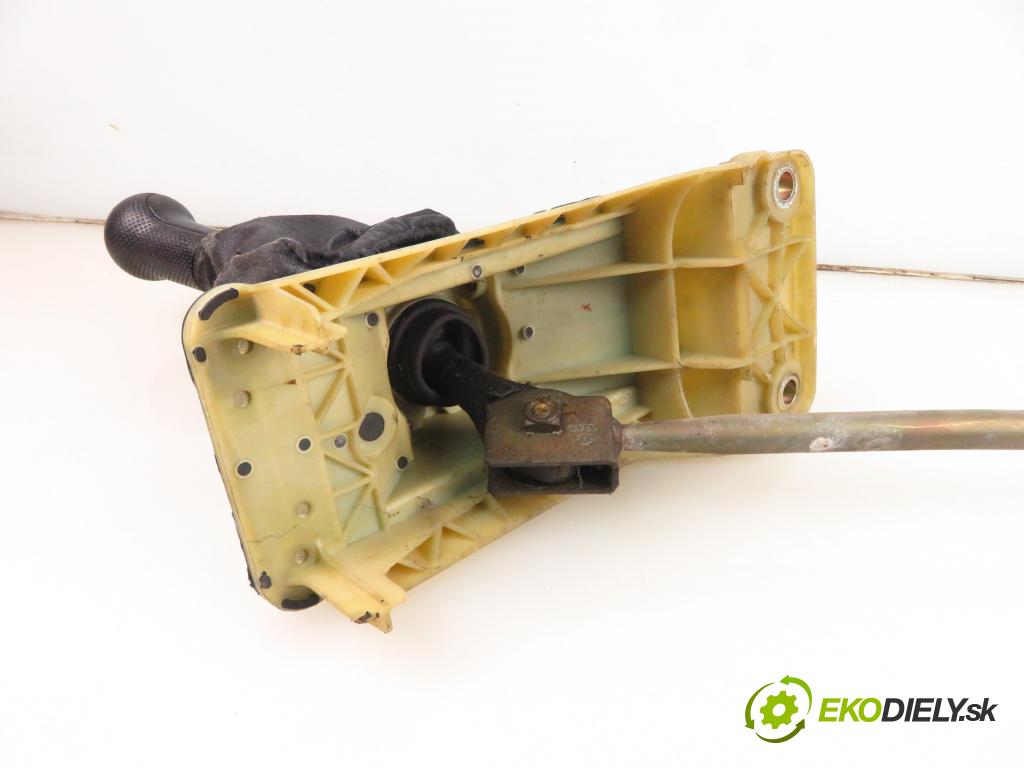 VW GOLF IV (1J1) HB 1998 55,00 1.4 16V 75 - AKQ 1390,00 ZVEDÁK: