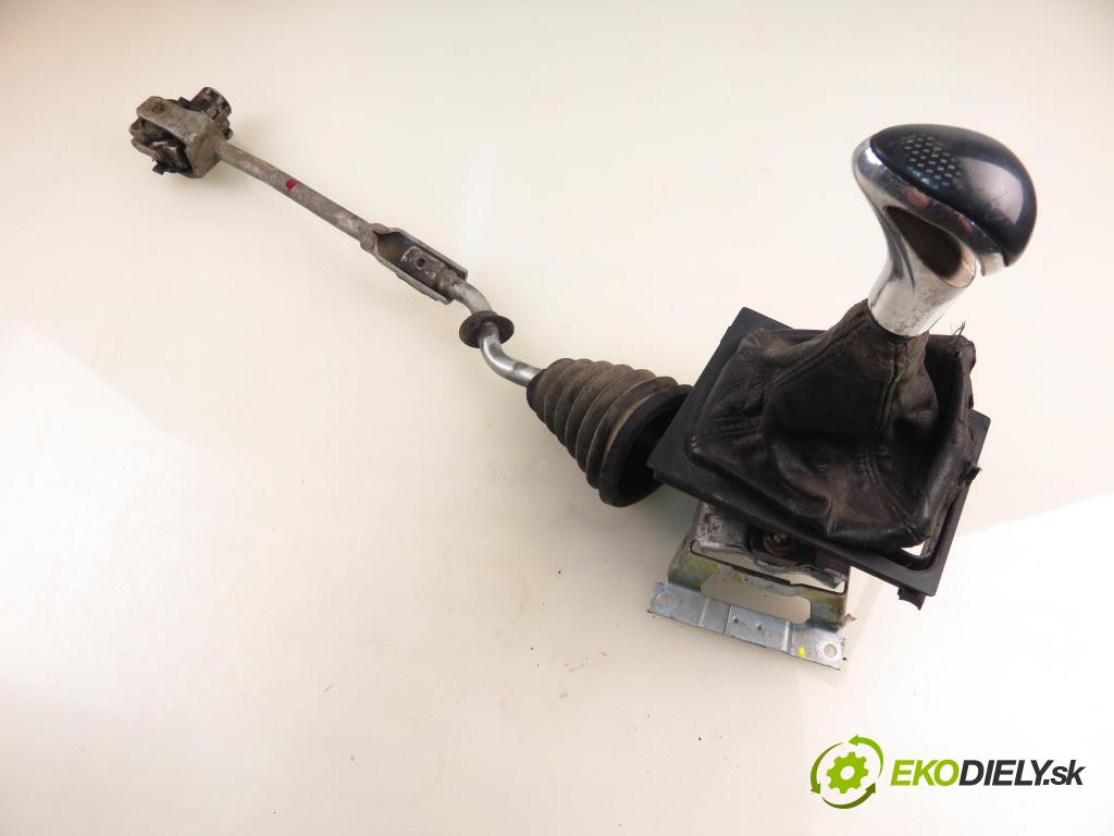 AUDI A6 (4A, C4) KOMBI 1994 66,00 1.9 TDI - 1Z 1896,00 ZVEDÁK: 4A0711105