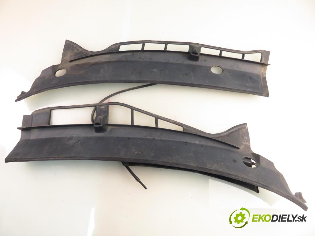 SKODA OCTAVIA I (1U2) LIFTBACK 2003 66,00 1.9 TDI - ALH 1896,00 Torpédo, plast pod čelné okno 1U0819403A ; 1U0819404A (Torpédo (plast pod čelným sklom))