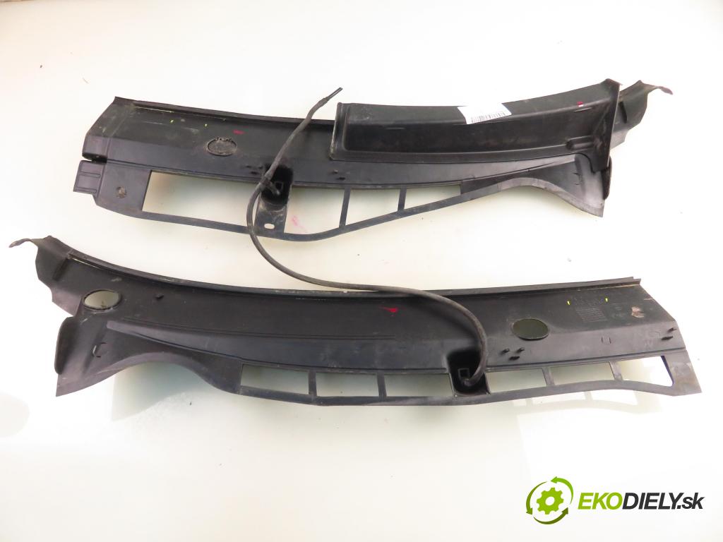 SKODA OCTAVIA I (1U2) LIFTBACK 2003 66,00 1.9 TDI - ALH 1896,00 Torpédo, plast pod čelné okno 1U0819403A ; 1U0819404A (Torpédo (plast pod čelným sklom))