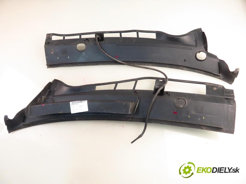 SKODA OCTAVIA I (1U2) LIFTBACK 2003 66,00 1.9 TDI - ALH 1896,00 Torpédo, plast pod čelné okno 1U0819403A ; 1U0819404A (Torpédo (plast pod čelným sklom))