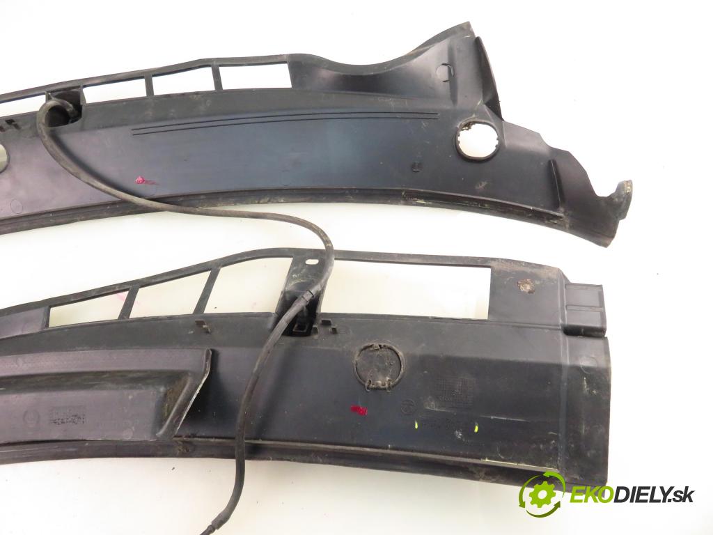 SKODA OCTAVIA I (1U2) LIFTBACK 2003 66,00 1.9 TDI - ALH 1896,00 Torpédo, plast pod čelné okno 1U0819403A ; 1U0819404A (Torpédo (plast pod čelným sklom))