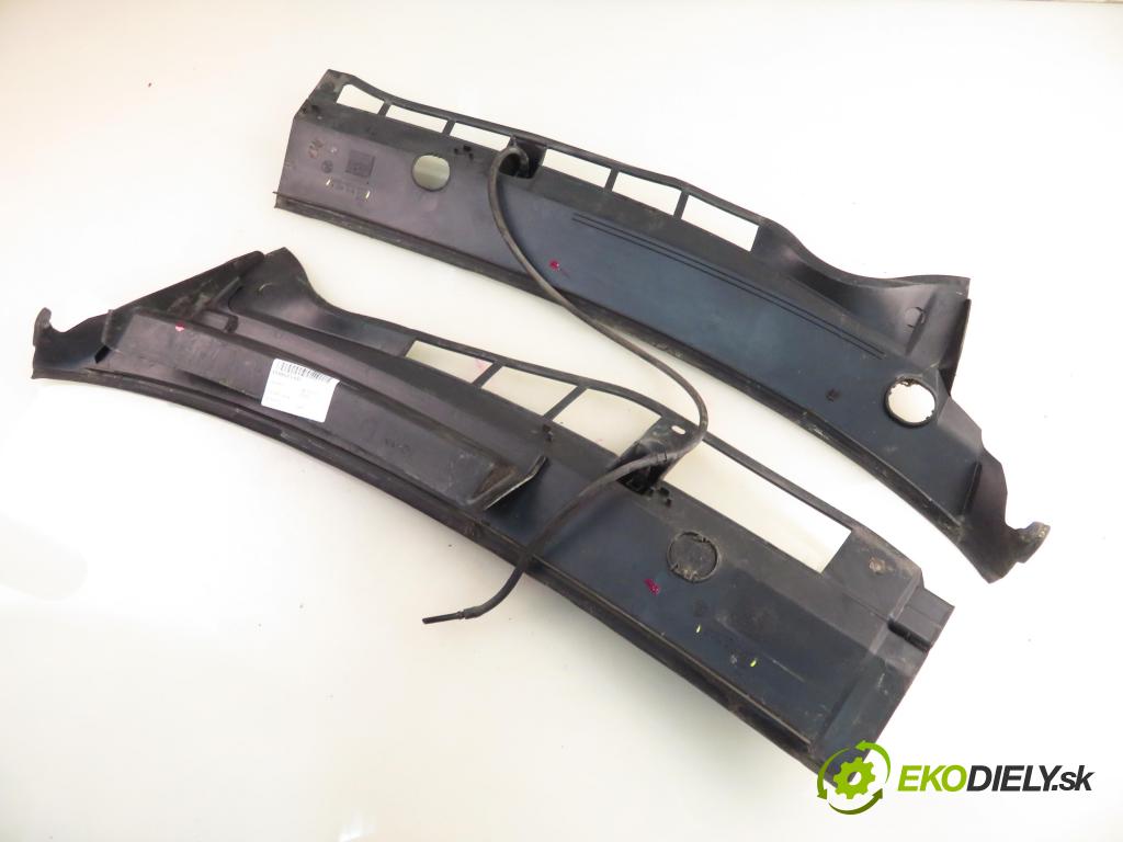 SKODA OCTAVIA I (1U2) LIFTBACK 2003 66,00 1.9 TDI - ALH 1896,00 Torpédo, plast pod čelné okno 1U0819403A ; 1U0819404A (Torpédo (plast pod čelným sklom))