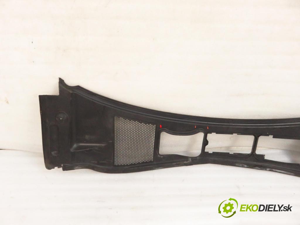 VW PASSAT B5.5 Variant (3B6) KOMBI 2003 96,00 1.9 TDI - AWX 1896,00 Torpédo, plast pod čelné okno 3B1819417D (Torpédo (plast pod čelným sklom))