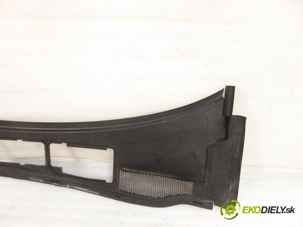 VW PASSAT B5.5 Variant (3B6) KOMBI 2003 96,00 1.9 TDI - AWX 1896,00 Torpédo, plast pod čelné okno 3B1819417D (Torpédo (plast pod čelným sklom))