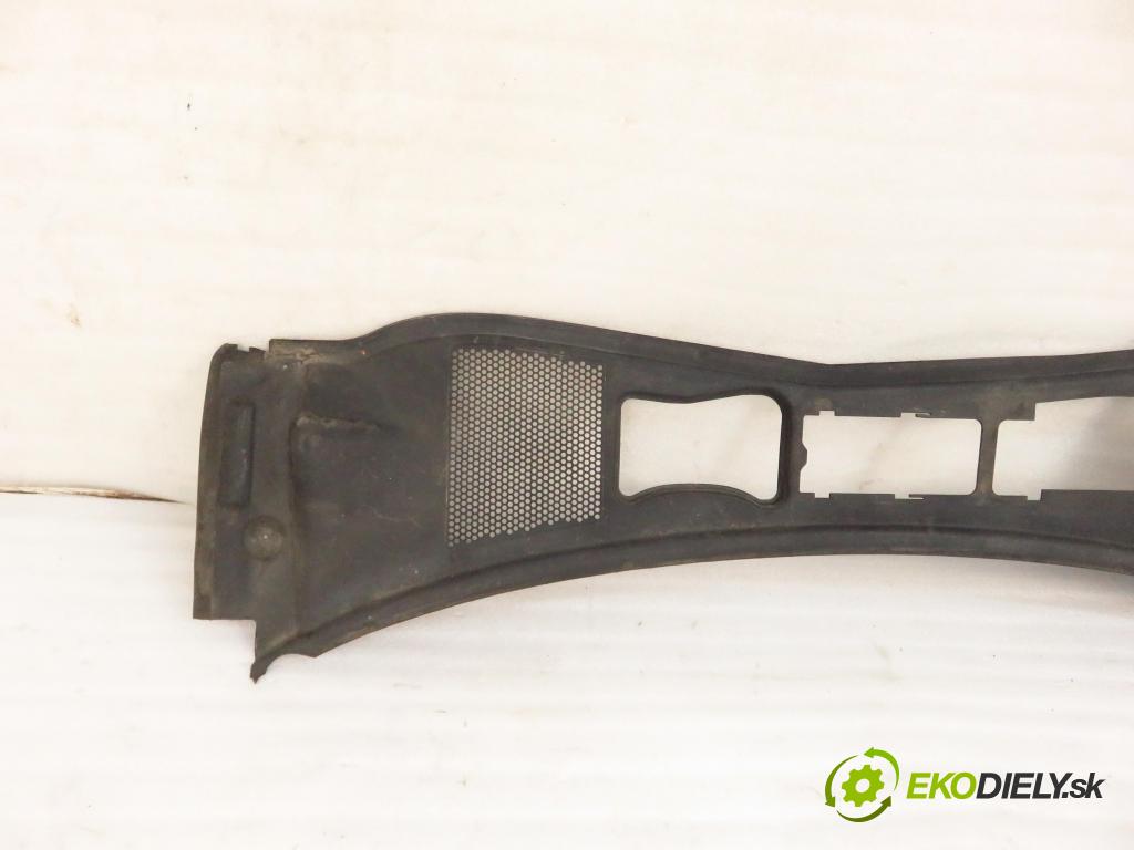 VW PASSAT B5.5 Variant (3B6) KOMBI 2003 96,00 1.9 TDI - AWX 1896,00 Torpédo, plast pod čelné okno 3B1819417D (Torpédo (plast pod čelným sklom))