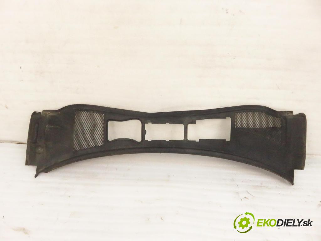 VW PASSAT B5.5 Variant (3B6) KOMBI 2003 96,00 1.9 TDI - AWX 1896,00 Torpédo, plast pod čelné okno 3B1819417D (Torpédo (plast pod čelným sklom))