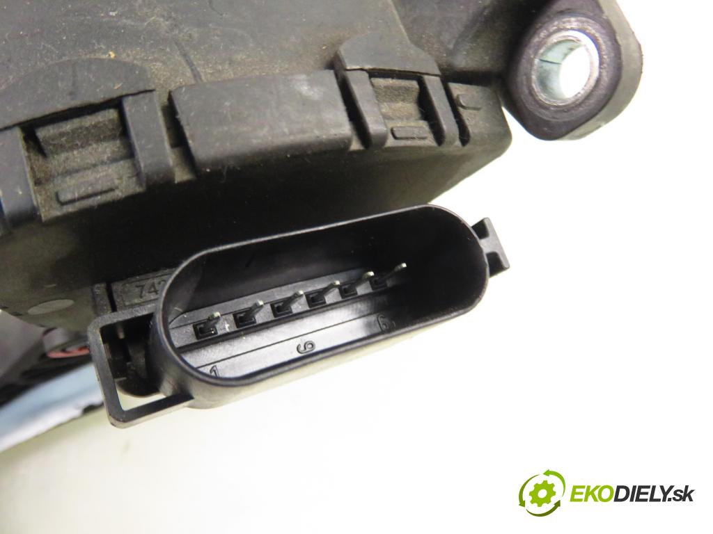 FORD FOCUS II Turnier (DA_, FFS, DS) KOMBI 2007 85,00 1.8 TDCi - KKDA 1753,00 Potenciometer plynu 4M519F836AH (Potenciometer plynového pedálu)