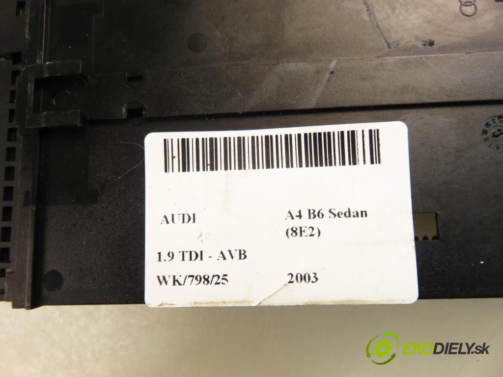 AUDI A4 (8E2, B6) SEDAN 2003 74,00 1.9 TDI PD 101 - AVB 1896,00 držák na nápoje 8E1862534H (Úchyty)