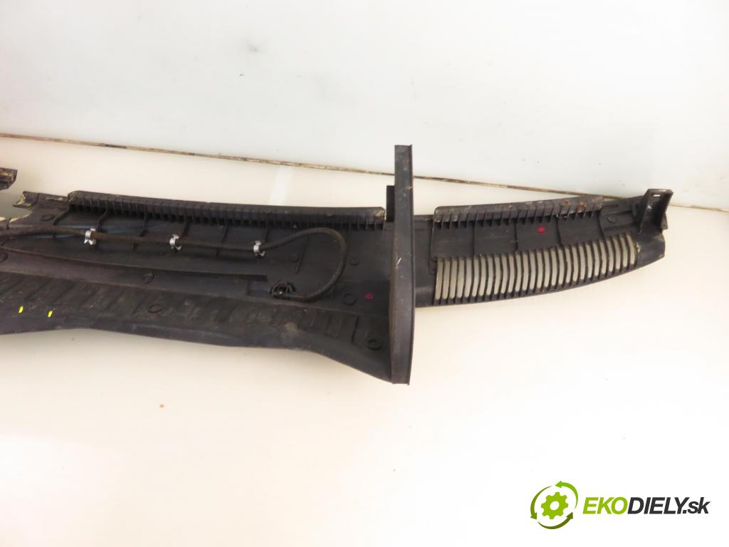 OPEL CORSA C (X01) HB 2000 43,00 1.0 12V 58 - Z 10 XE 973,00 Torpédo, plast pod čelné okno 09116435 (Torpédo (plast pod čelným sklom))