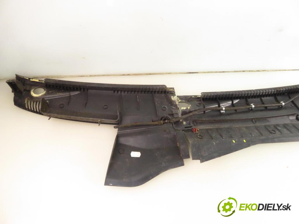 OPEL CORSA C (X01) HB 2000 43,00 1.0 12V 58 - Z 10 XE 973,00 Torpédo, plast pod čelné okno 09116435 (Torpédo (plast pod čelným sklom))