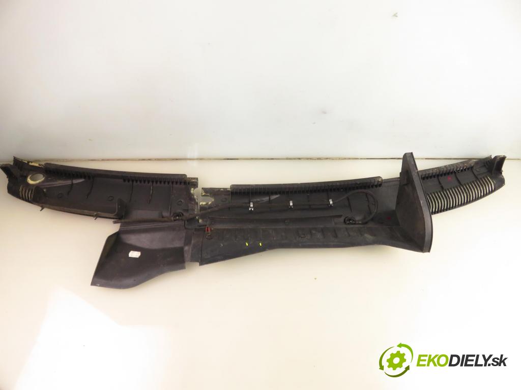 OPEL CORSA C (X01) HB 2000 43,00 1.0 12V 58 - Z 10 XE 973,00 Torpédo, plast pod čelné okno 09116435 (Torpédo (plast pod čelným sklom))