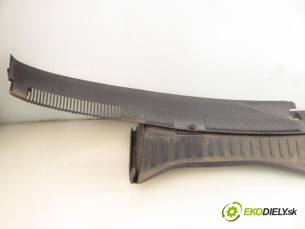 OPEL CORSA C (X01) HB 2000 43,00 1.0 12V 58 - Z 10 XE 973,00 Torpédo, plast pod čelné okno 09116435 (Torpédo (plast pod čelným sklom))