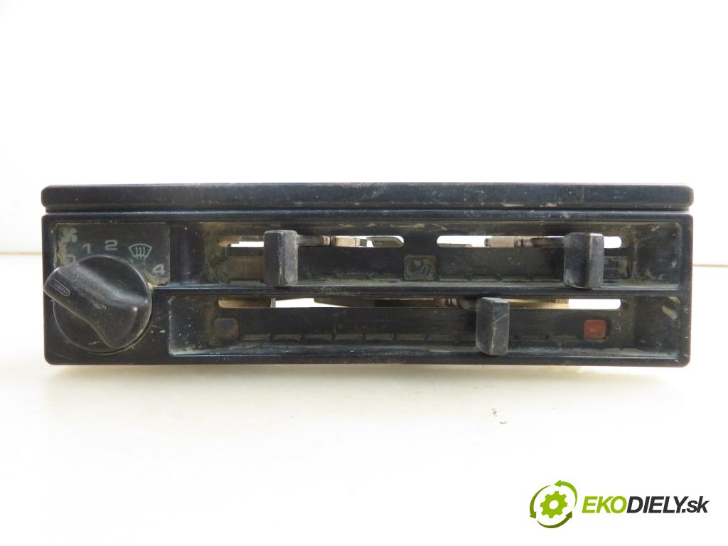 VW TRANSPORTER IV Skrzynia (70XA) BUS 1995 57,00 2.4 D 78 - AAB 2370,00 Panel kúrenia 321819045C