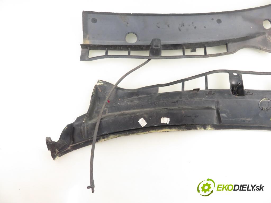 SKODA OCTAVIA I Combi (1U5) KOMBI 2004 74,00 1.9 TDI 4x4 - ATD 1896,00 torpédo plast pod čelní okno 1U0819404C ; 1U0819403C (Torpéda)