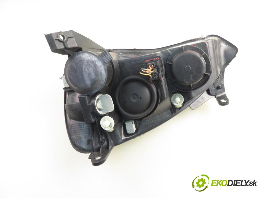 OPEL CORSA C (X01) HB 2001 43,00 1.0 12V 58 - Z 10 XE 973,00 Svetlo PP