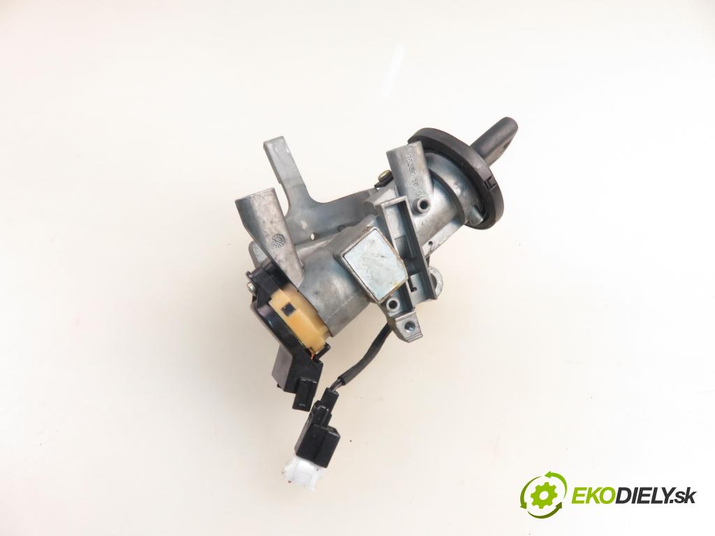 VOLVO S40 I (VS) SEDAN 1999 70,00 1.9 DI - D 4192 T2 1870,00 spinačka  (Spínacia skrinka)