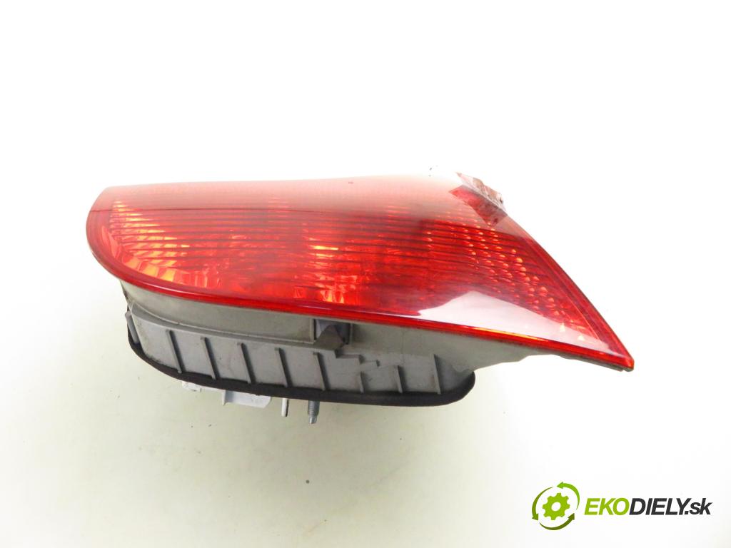 AUDI A4 Avant (8ED, B7) KOMBI 2004 103,00 2.0 TDI 16V - BLB 1968,00 Svetlo ľavé zadné kufor 8E9945093