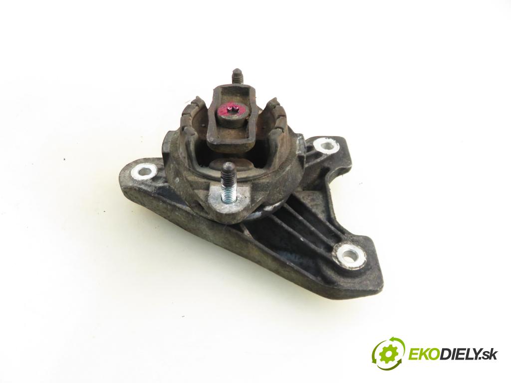 AUDI A4 (8E2, B6) SEDAN 2003 96,00 1.9 TDI quattro - AVF 1896,00 uchycení převodovky 8E0399115E