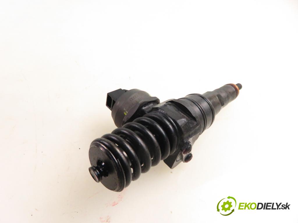 VW PASSAT B6 (3C2) SEDAN 2006 77,00 1.9 TDI PD 105 - BKC 1896,00 Vstrekovač 038130073AG (Vstrekovač paliva)