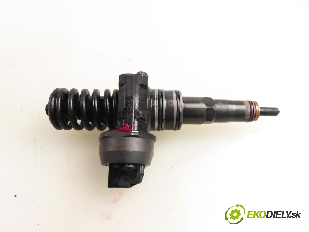 VW PASSAT B6 (3C2) SEDAN 2006 77,00 1.9 TDI PD 105 - BKC 1896,00 Vstrekovač 038130073AG (Vstrekovač paliva)