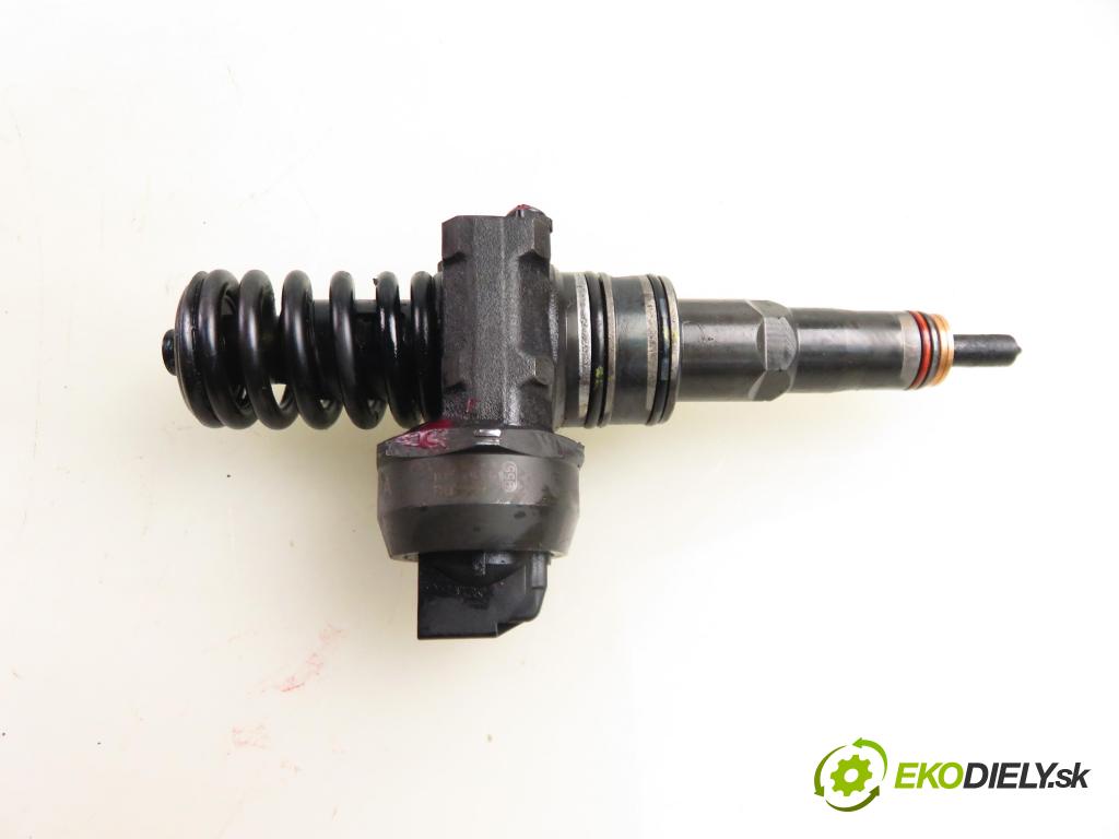 VW PASSAT B6 (3C2) SEDAN 2006 77,00 1.9 TDI PD 105 - BKC 1896,00 vstříkovač 038130073AG (Vstřikovač paliva)