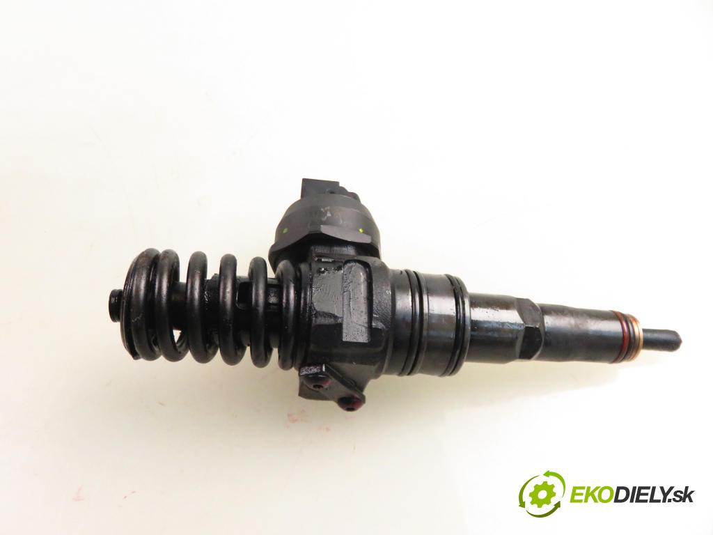 VW PASSAT B6 (3C2) SEDAN 2006 77,00 1.9 TDI PD 105 - BKC 1896,00 vstříkovač 038130073AG (Vstřikovač paliva)