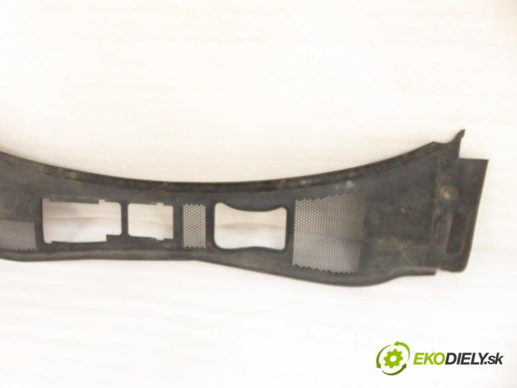 VW PASSAT B5.5 (3B3) SEDAN 2002 74,00 1.9 TDI PD 101 - AVB 1896,00 Torpédo, plast pod čelné okno 3B1819417C (Torpédo (plast pod čelným sklom))