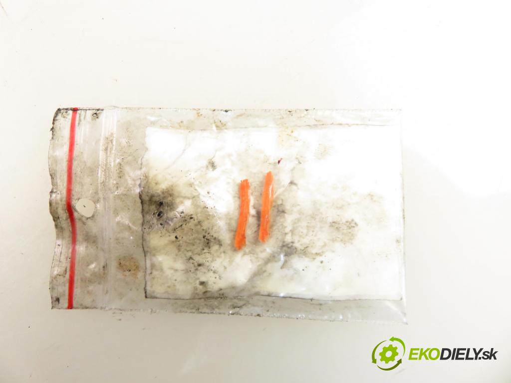 PEUGEOT 307 (3A/C) HB 2005 80,00 1.6 HDi 110 1560,00 vstrekovač 0445110188 (Vstrekovač paliva)