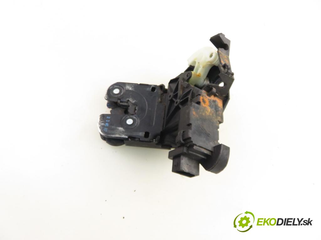 AUDI A4 Avant (8ED, B7) KOMBI 2005 150,00 3.0 TDI quattro - BKN 2967,00 zámok dverí kufor EL. 8P4827505C