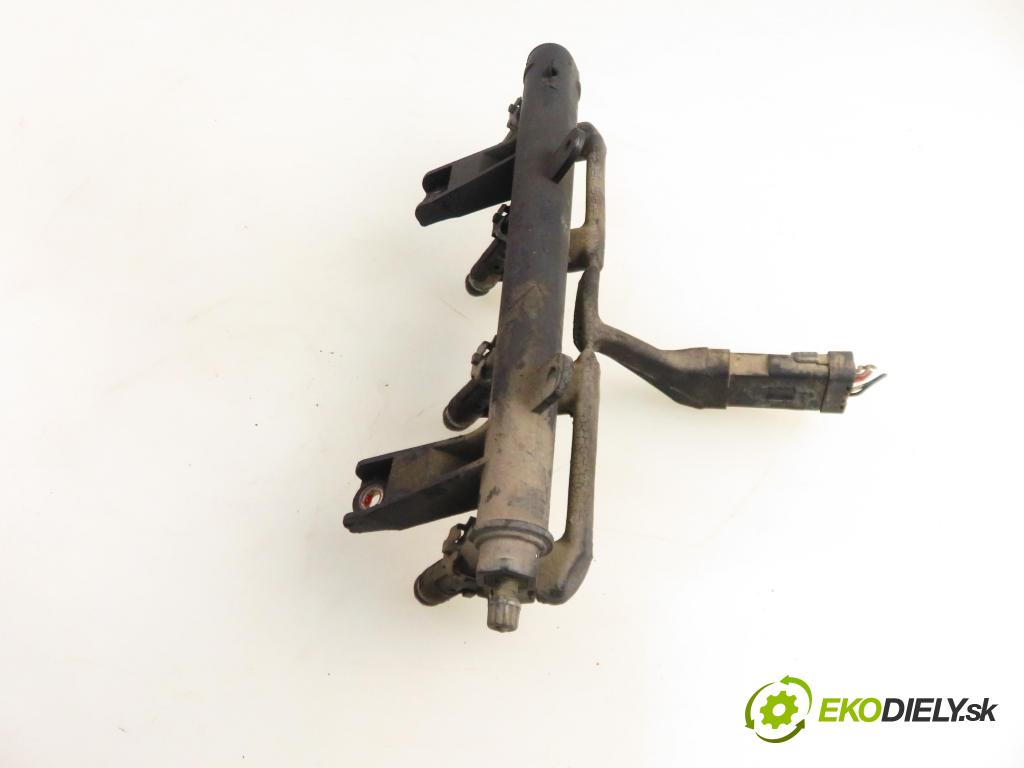 PEUGEOT 206 liftback (2A/C) HB 2003 440,00 1.1 i - HFX (TU1JP) 1124,00 Lišta vstrekovacia 9628982980 (Vstrekovacia lišta)