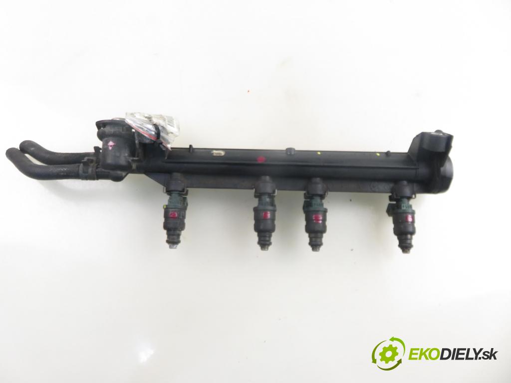 VW BORA (1J2) SEDAN 1998 74,00 1.6 - AKL 1595,00 Lišta vstrekovacia 06A133317A ; 037906031AA (Vstrekovacia lišta)