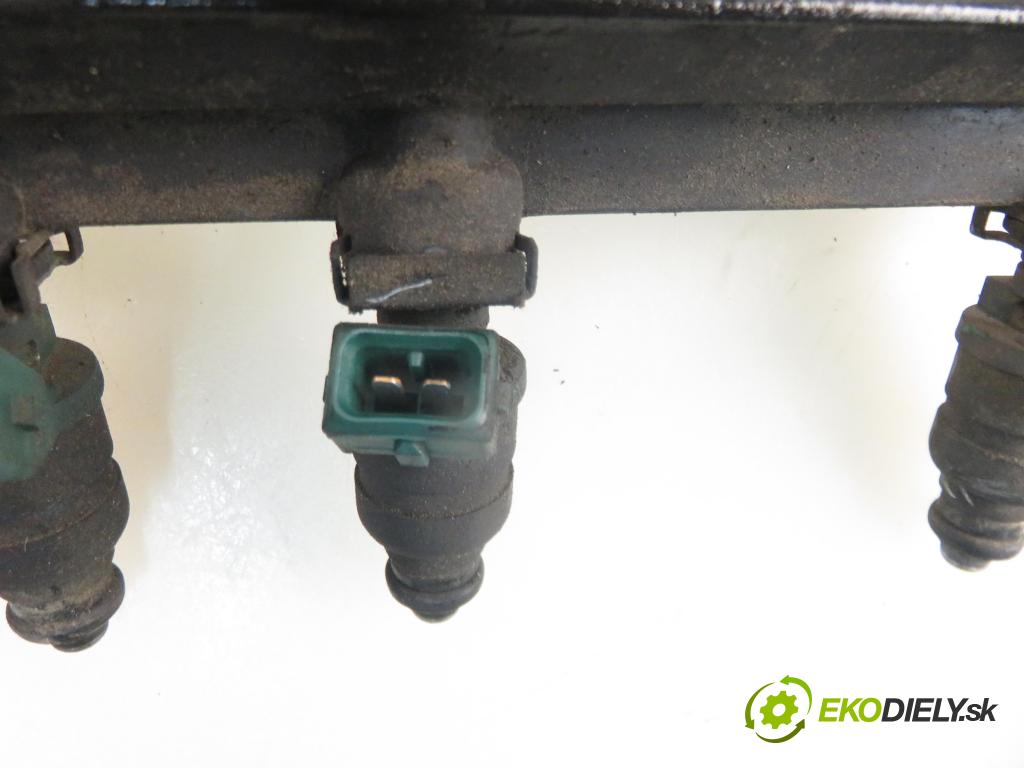 VW BORA (1J2) SEDAN 1998 74,00 1.6 - AKL 1595,00 Lišta vstrekovacia 06A133317A ; 037906031AA (Vstrekovacia lišta)