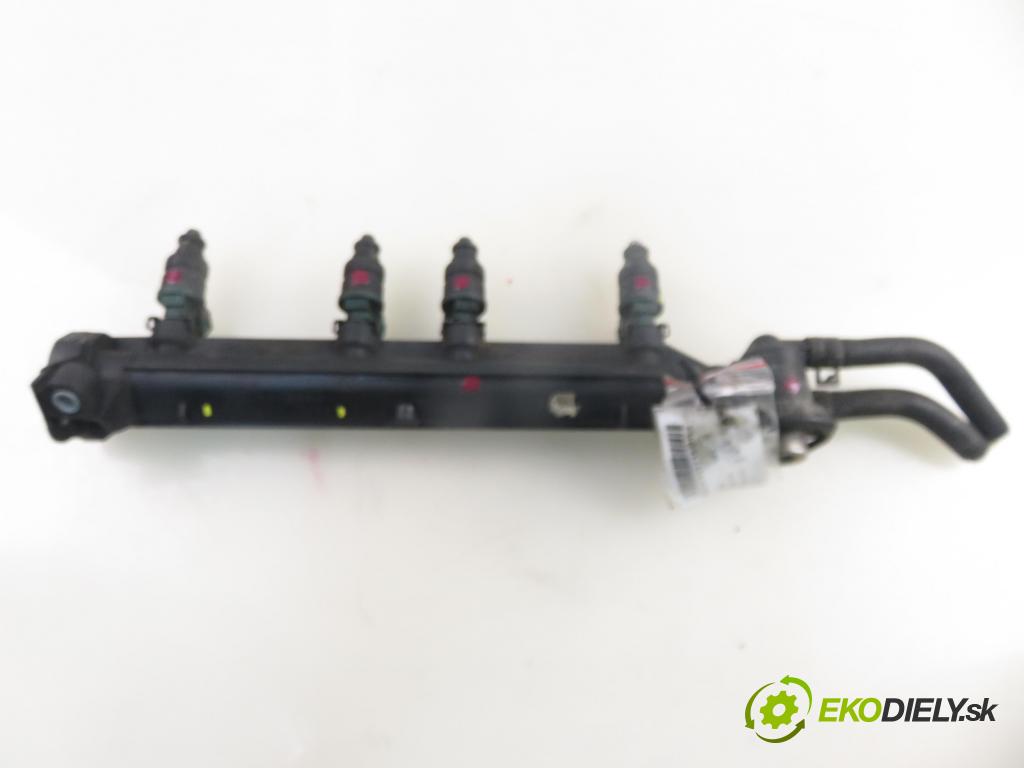 VW BORA (1J2) SEDAN 1998 74,00 1.6 - AKL 1595,00 Lišta vstrekovacia 06A133317A ; 037906031AA (Vstrekovacia lišta)