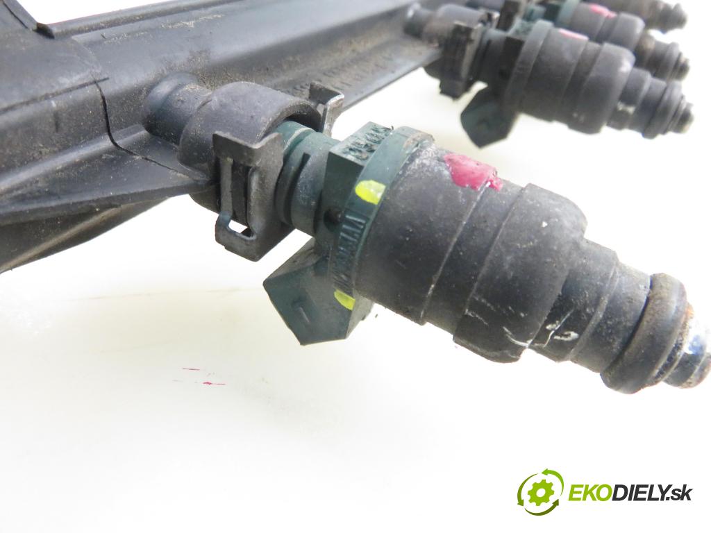 VW BORA (1J2) SEDAN 1998 74,00 1.6 - AKL 1595,00 Lišta vstrekovacia 06A133317A ; 037906031AA (Vstrekovacia lišta)