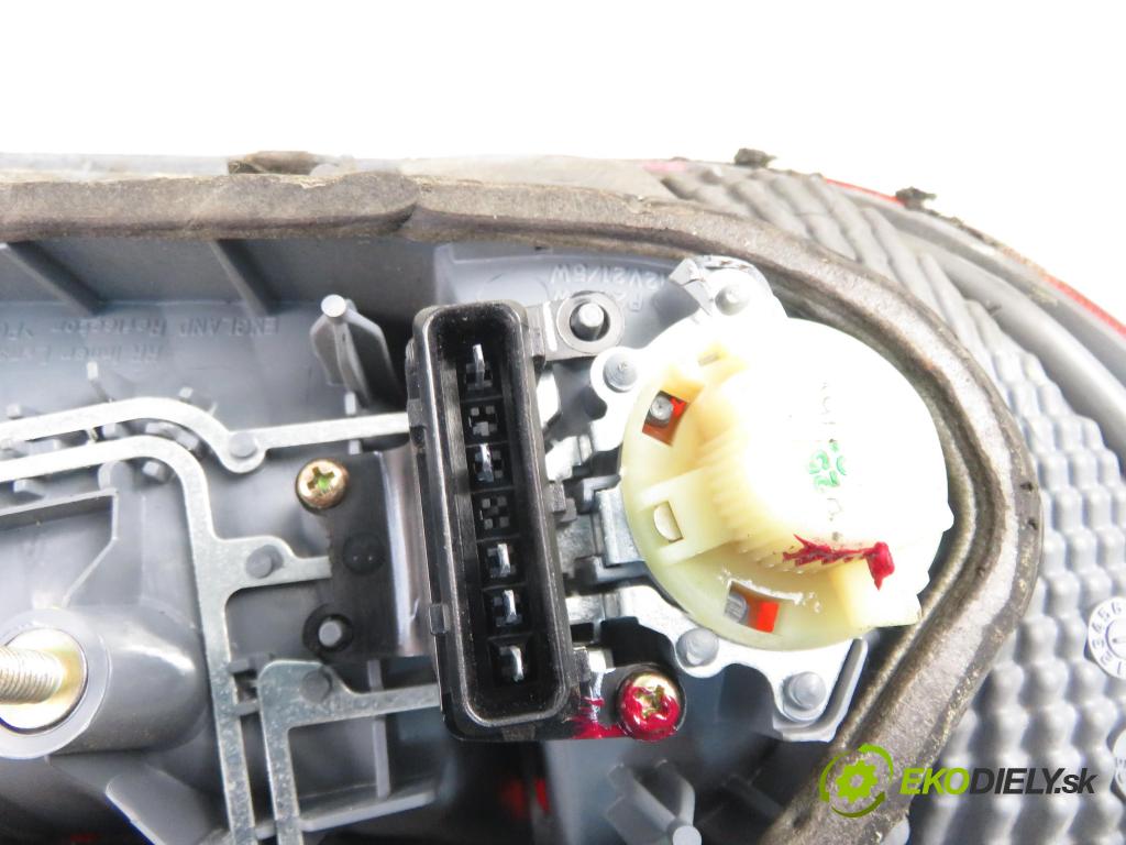 TOYOTA YARIS (_P1_) HB 2004 50,00 1.0 VVT- i 68 - 1SZ-FE 998,00 Svetlo pravé zadné 