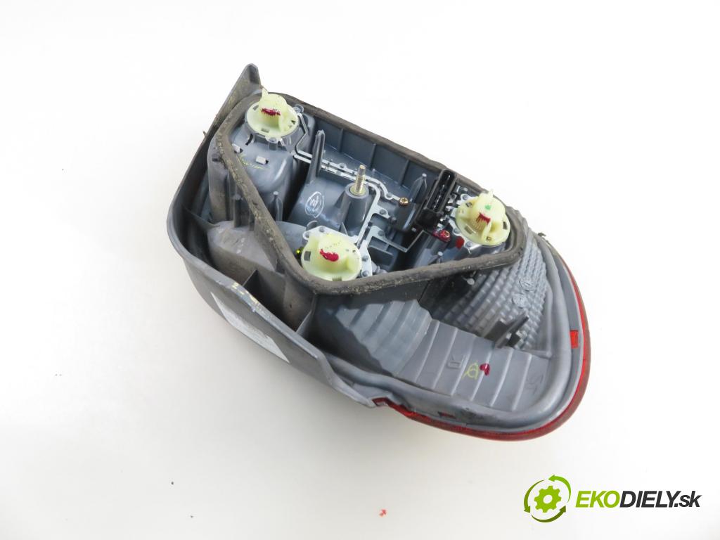 TOYOTA YARIS (_P1_) HB 2004 50,00 1.0 VVT- i 68 - 1SZ-FE 998,00 Svetlo pravé zadné