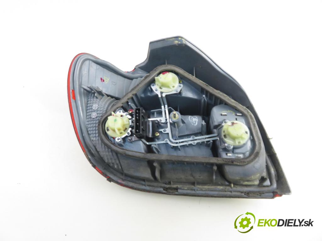 TOYOTA YARIS (_P1_) HB 2004 50,00 1.0 VVT- i 68 - 1SZ-FE 998,00 Svetlo pravé zadné