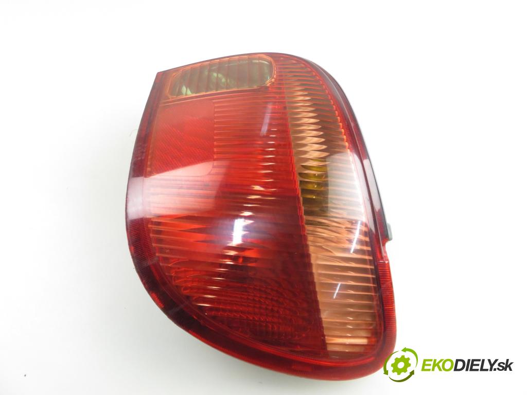 TOYOTA YARIS (_P1_) HB 2004 50,00 1.0 VVT- i 68 - 1SZ-FE 998,00 Svetlo pravé zadné