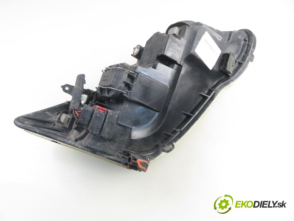 TOYOTA COROLLA (_E12_) HB 2004 66,00 2.0 D-4D 1995,00 Svetlo LP